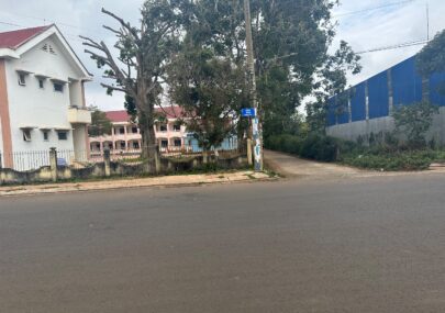 Đất đẹp sau lưng trường Ngô Mây