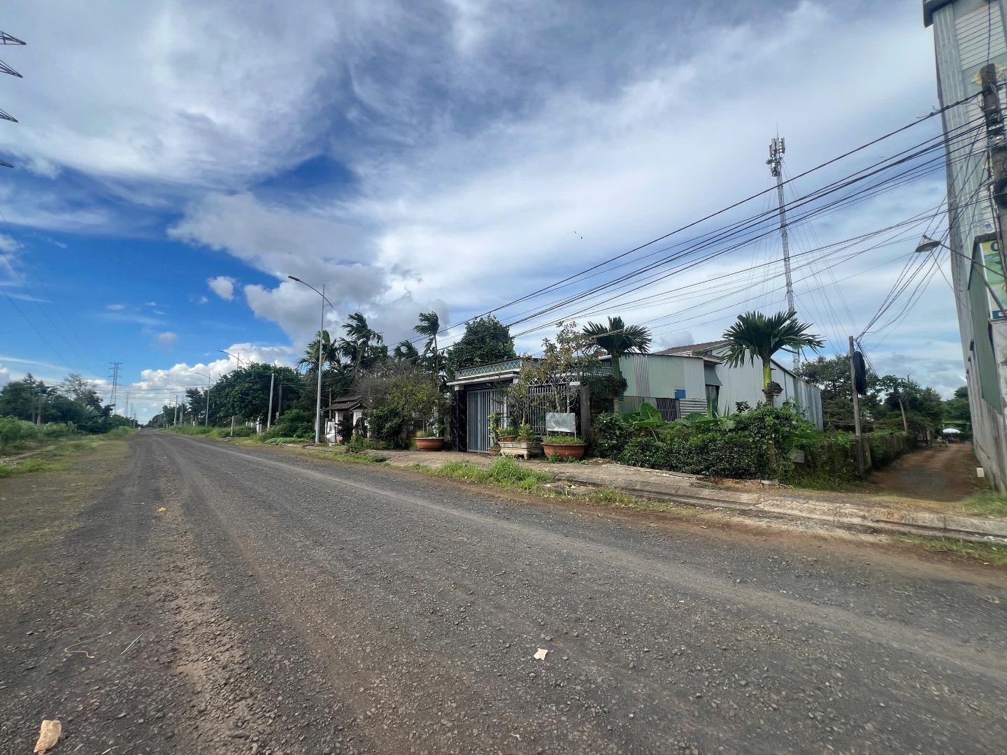 Hẻm 99 Nguyễn Văn Linh, P. Tân An (đường nhựa rộng 32m)