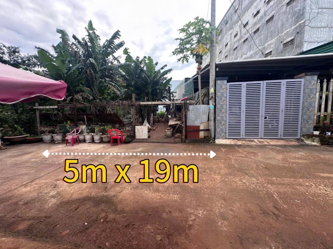 Y MOAN RẼ TRÁI