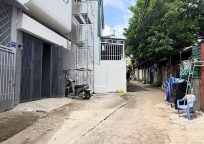 🔥 CHÍNH CHỦ CẦN TIỀN BÁN GẤP NHÀ HẺM 322 TRẦN PHÚ – BUÔN MA THUỘT 🔥 💰💥 GIÁ CÔNG KHAI 2,75 TỶ – KHÁCH THIỆN CHÍ BỚT LỘC! 💥💰  📐 DIỆN TÍCH RỘNG RÃI 🔹 Trên sổ: Ngang 5,83m × dài 9,11m 🔹 🏡 Thổ cư 100% 🔹 📏 Diện tích thực tế: Ngang 6,96m × dài 10,5m  🏠 NHÀ XÂY CHẮC CHẮN – CÔNG NĂNG ĐẦY ĐỦ 🛏️ 2 phòng ngủ 🛋️ Phòng khách 👨‍👩‍👧 Phòng sinh hoạt chung 🍳 Phòng bếp 🚿 2 nhà vệ sinh ✨ Nhà xây 1 mê, xây hết đất.  📍 VỊ TRÍ THUẬN TIỆN – ĐỦ ĐẦY TIỆN ÍCH 🛣️ Tiếp giáp đường quy hoạch rộng 4m 🏙️ Nằm trong khu phố cổ Buôn Ma Thuột 🛒 Cách khoảng 100m có siêu thị, dịch vụ và tiện ích sinh hoạt. 🎓 Gần trường học các cấp 1, 2, 3.  🏦💵 HỖ TRỢ VAY NGÂN HÀNG LÊN ĐẾN 2 TỶ  ☎️  #BanNhaBuonMaThuot #BatDongSanDakLak #NhaThoCu #MuaBanNhaDat
